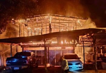 มุกดาหาร -ระทึกกลางดึก! ไฟไหม้ดงหลวงบ้านไม้ 2 ชั้น วอดเสียหายเกือบทั้งหลัง :